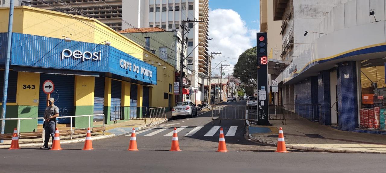 Foto 2 de 16 — Com protesto marcado, rua no entorno da prefeitura é fechada em Araraquara